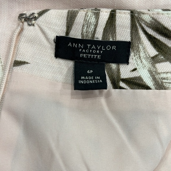 NEW Ann Taylor Factory | Pale‎ Pink Tropical Pencil Skirt | Petite Size 6 (6P) - Picture 5 of 10